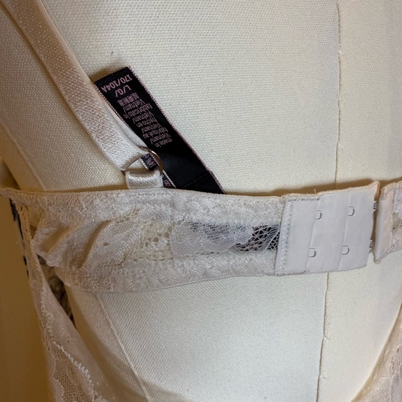 Victoria's Secret Elegant White and Navy Chemise - Picture 4 of 4